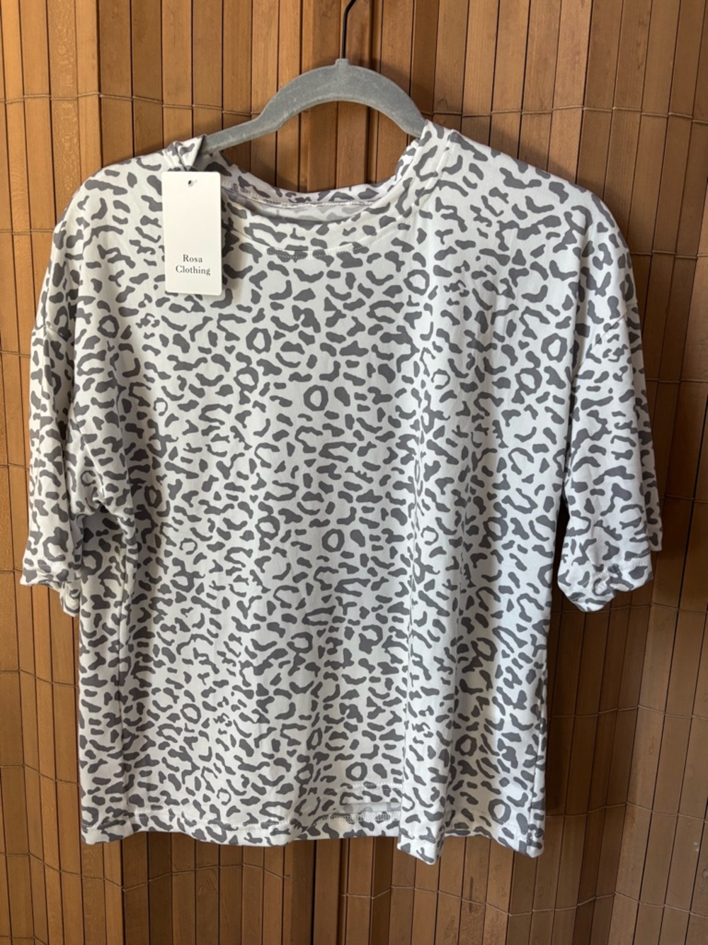 Rosa Clothing Women’s Gray Leopard Print Short Sleeve Tee